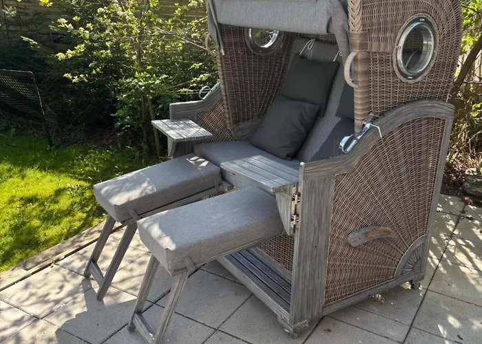 Im Bademantel an den Strand mit Terrasse