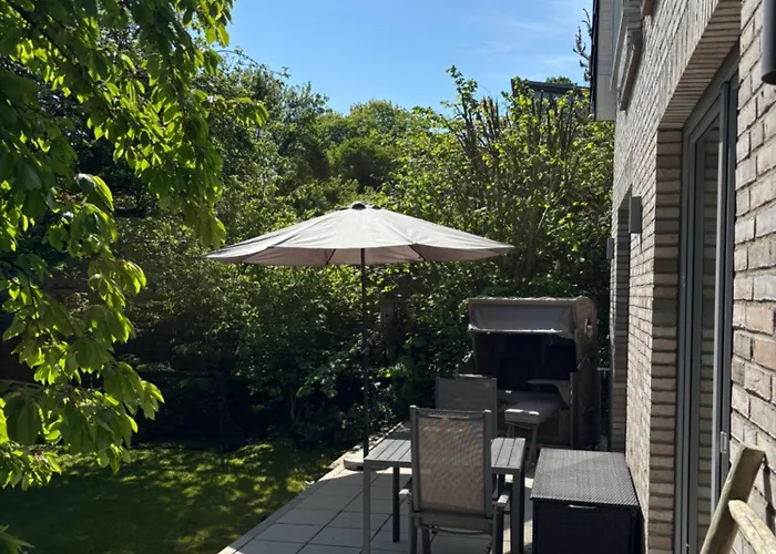 Im Bademantel an den Strand mit Terrasse